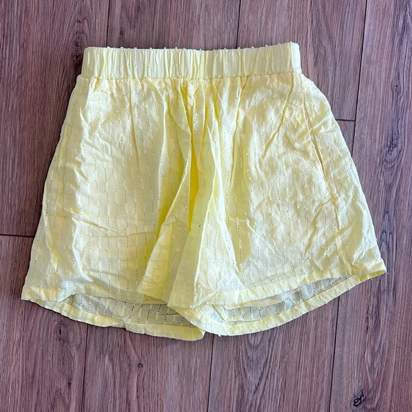 2 Piece Outfit Long Sleeve Top and Short Set - Picture 6 of 9